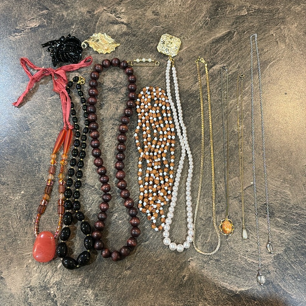 Jewelry lot miscellaneous, eight necklaces and three pins and a scarf pin